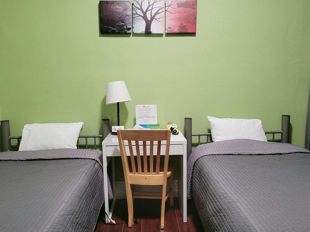 Hostal Orange Village *