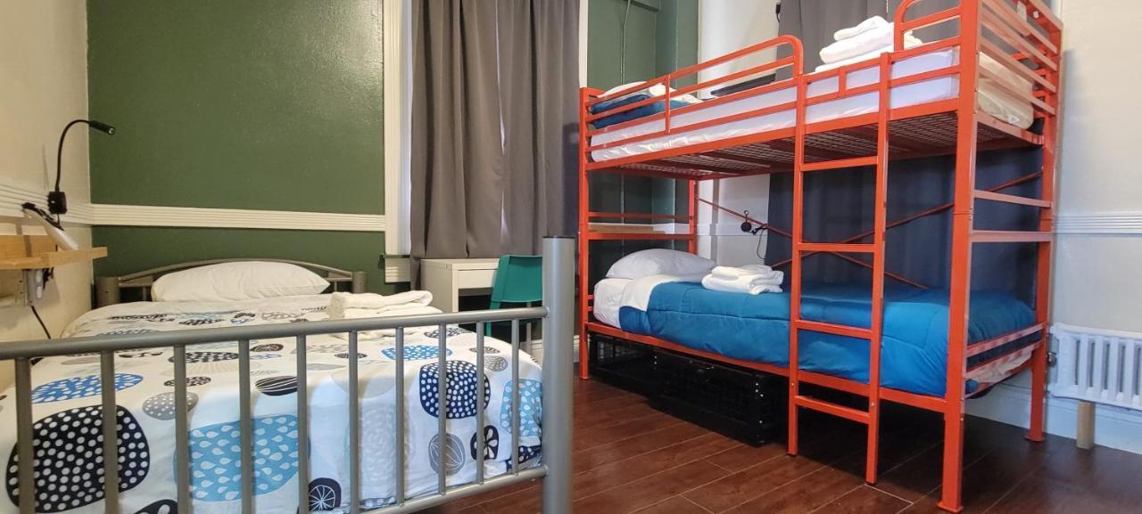 Hostal Orange Village *