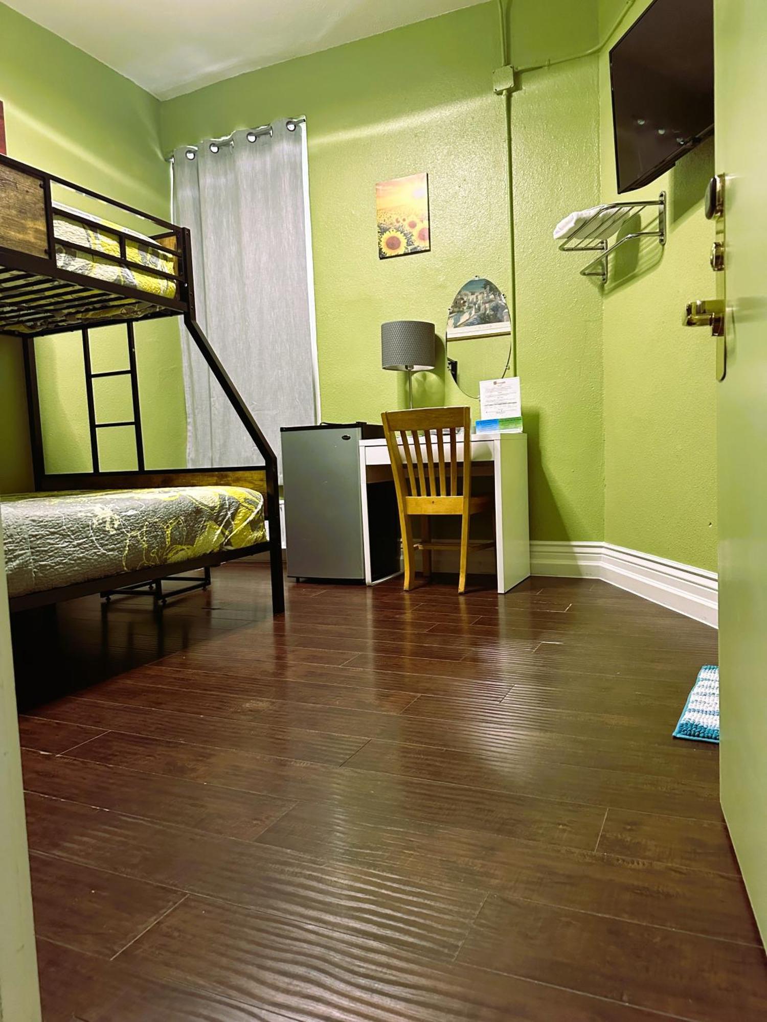 Hostal Orange Village