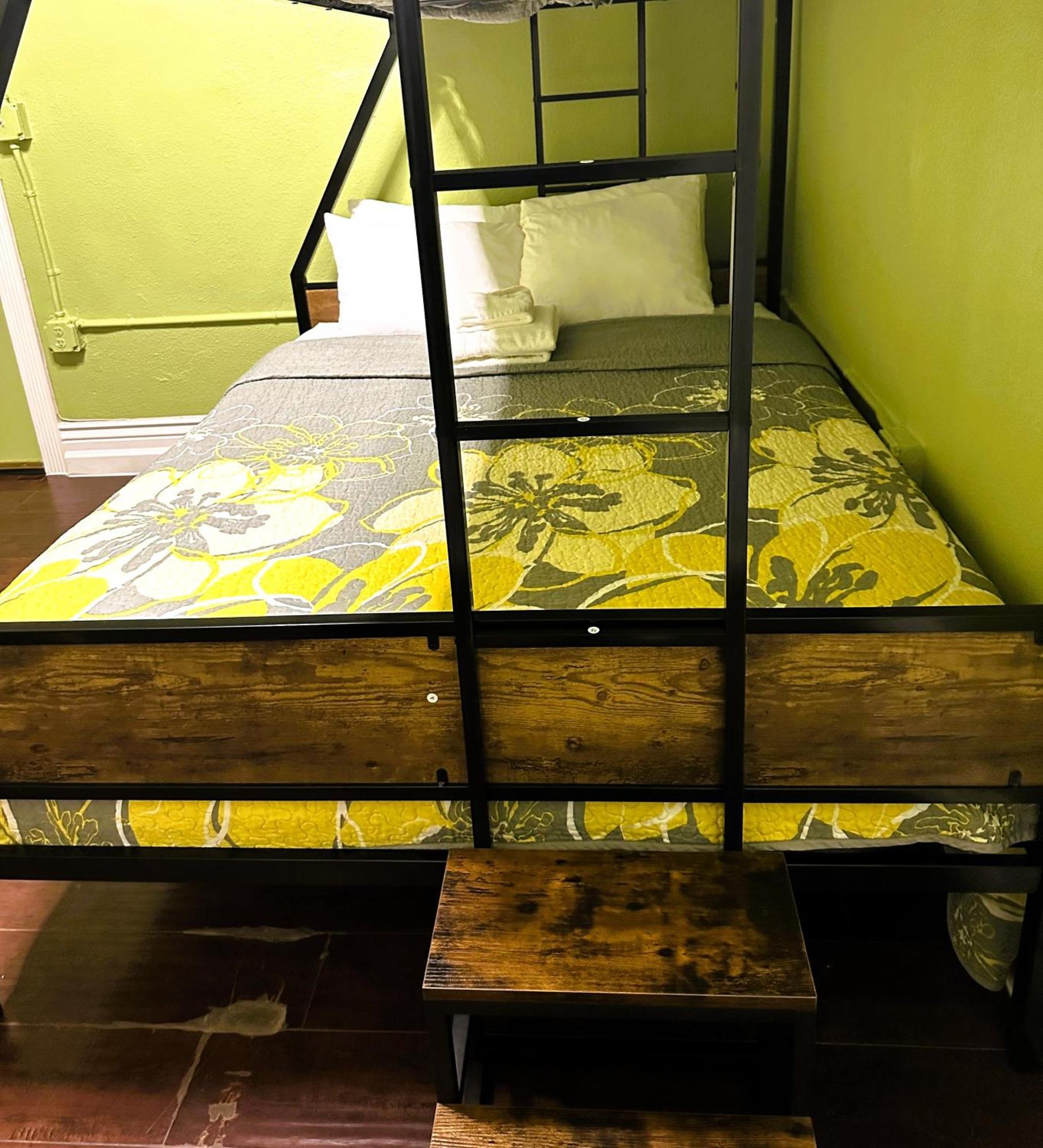 Hostal Orange Village