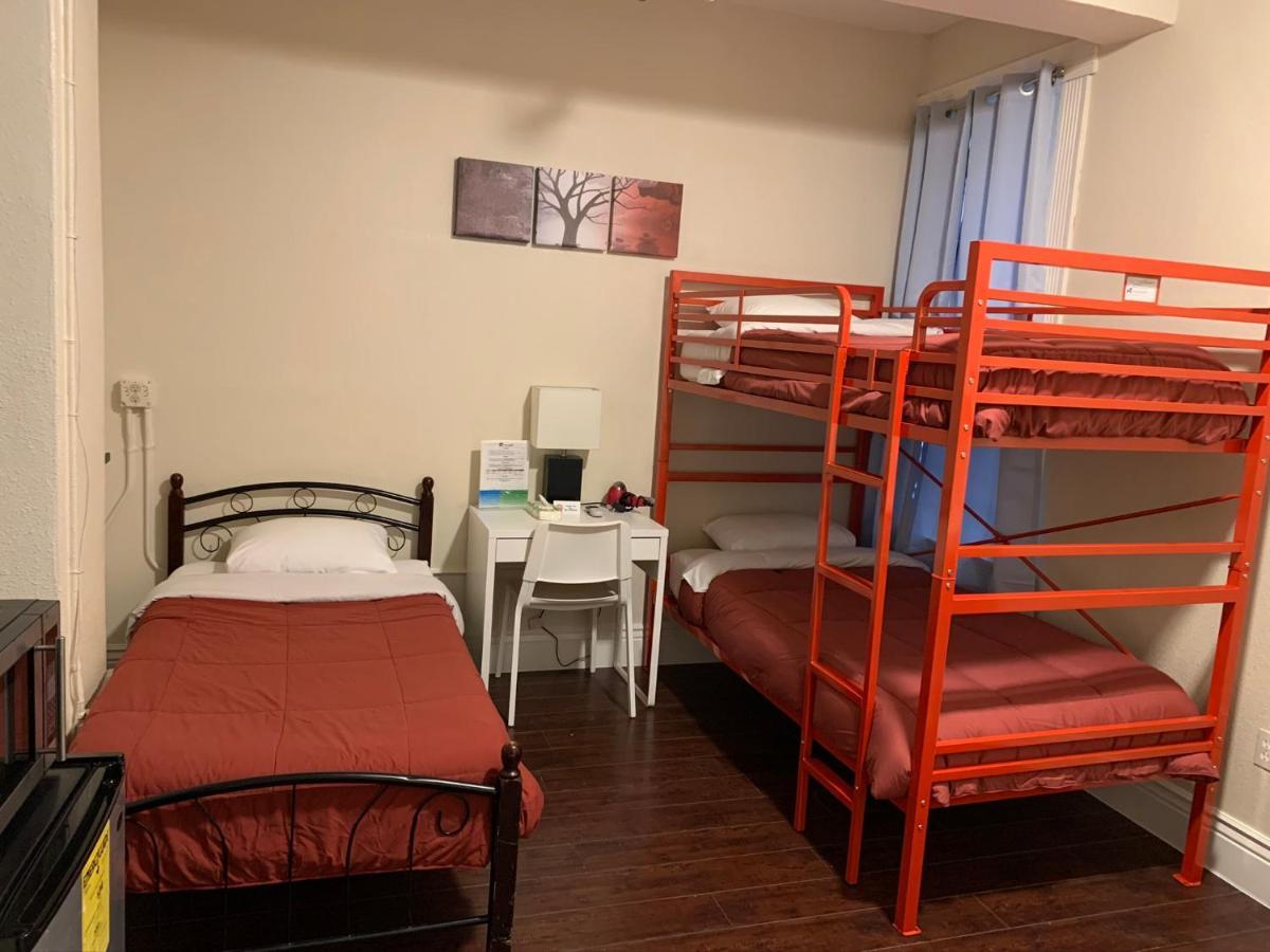 Hostal Orange Village