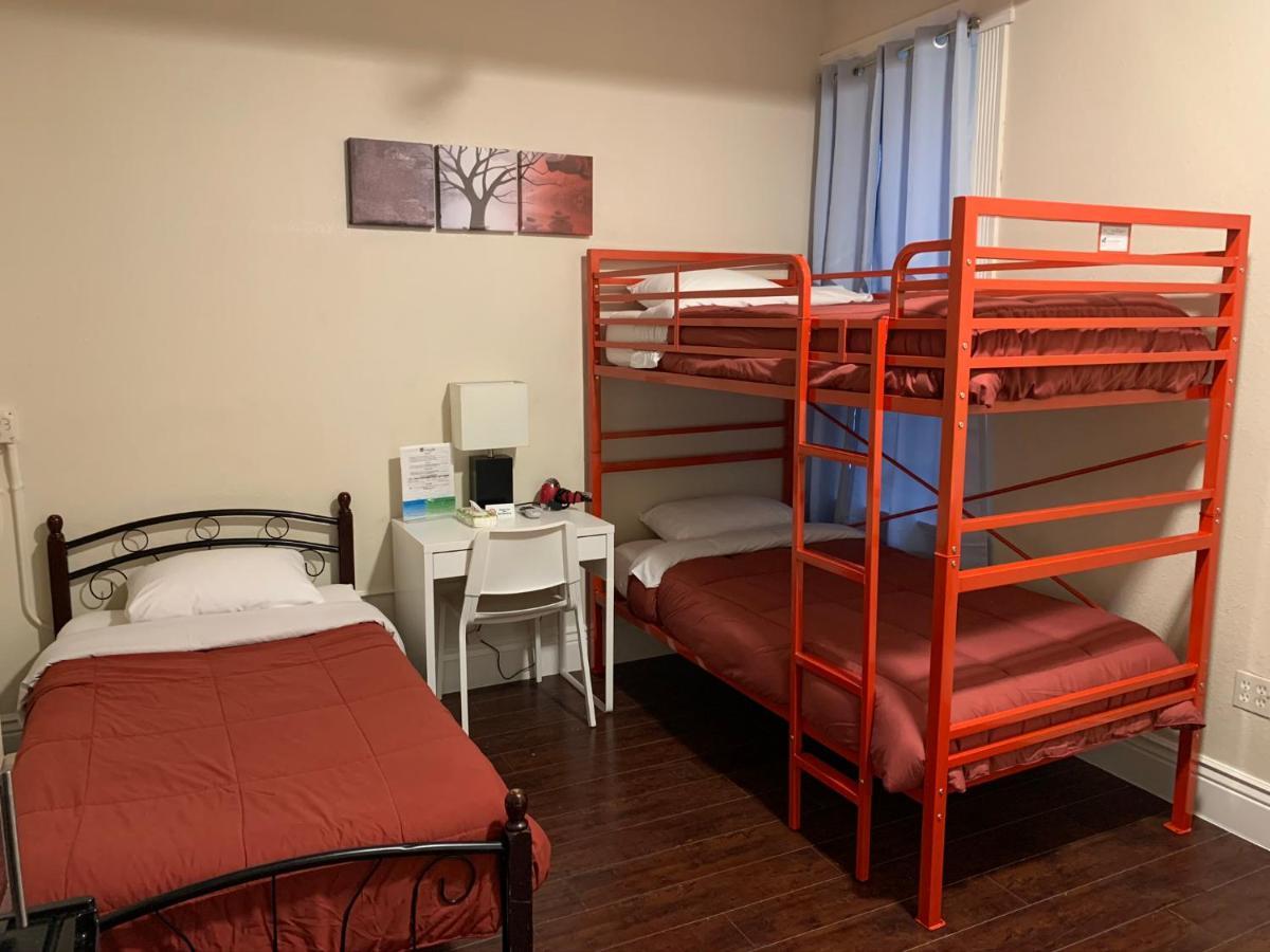 Hostal Orange Village *